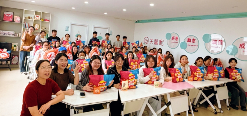 以节日为纽带,以关怀聚人心。此次中秋慰问座谈会不仅让同学们感受到了传统节日的文化魅力,更增强了学院的凝聚力和向心力。月满中秋,情暖药苑,愿每一位药苑学子都能在这里收获温暖、逐梦前行。 以节日为纽带,以关怀聚人心。此次中秋慰问座谈会不仅让同学们感受到了传统节日的文化魅力,更增强了学院的凝聚力和向心力。月满中秋,情暖药苑,愿每一位药苑学子都能在这里收获温暖、逐梦前行。